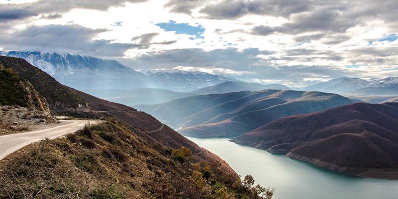 无人机航拍新视界:人像、318与婚礼跟拍的构图美学与飞行安全全攻略