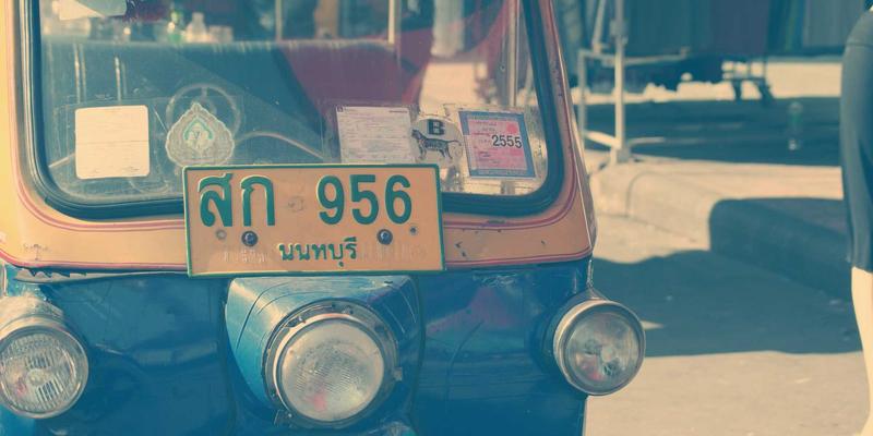 黑白人像摄影的永恒魅力：如何用光影、质感与情绪，打造高级影像叙事